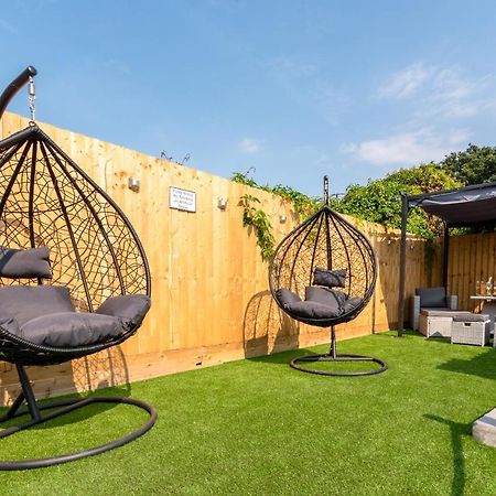 Exquisite Cardiff Apartments- With Garden Lounge & Games Room Kültér fotó