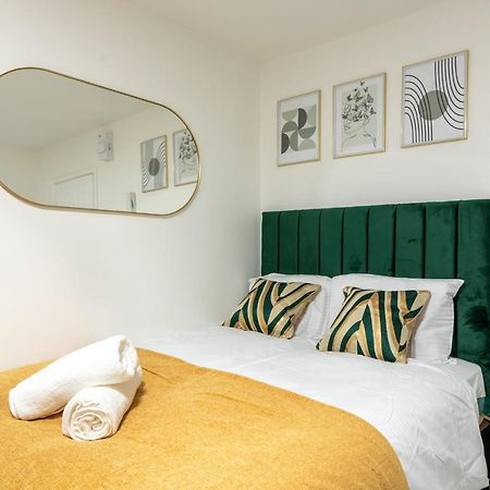 Exquisite Cardiff Apartments- With Garden Lounge & Games Room Kültér fotó