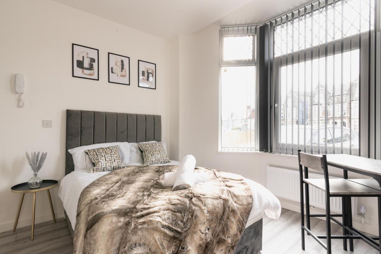 Exquisite Cardiff Apartments- With Garden Lounge & Games Room Kültér fotó