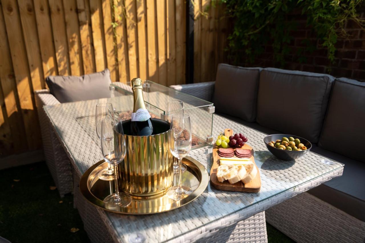 Exquisite Cardiff Apartments- With Garden Lounge & Games Room Kültér fotó