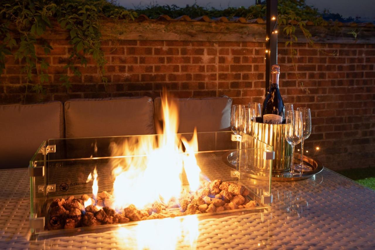 Exquisite Cardiff Apartments- With Garden Lounge & Games Room Kültér fotó