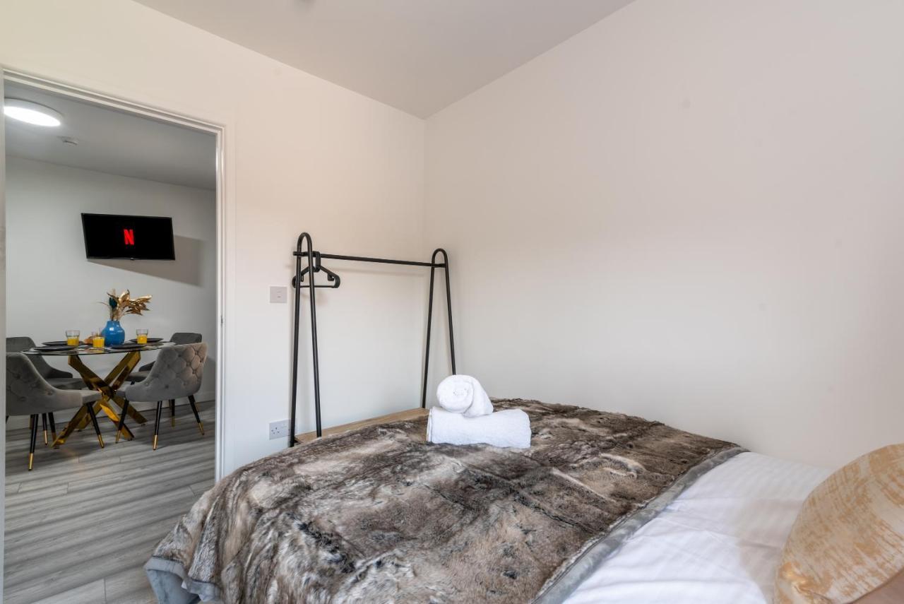 Exquisite Cardiff Apartments- With Garden Lounge & Games Room Kültér fotó