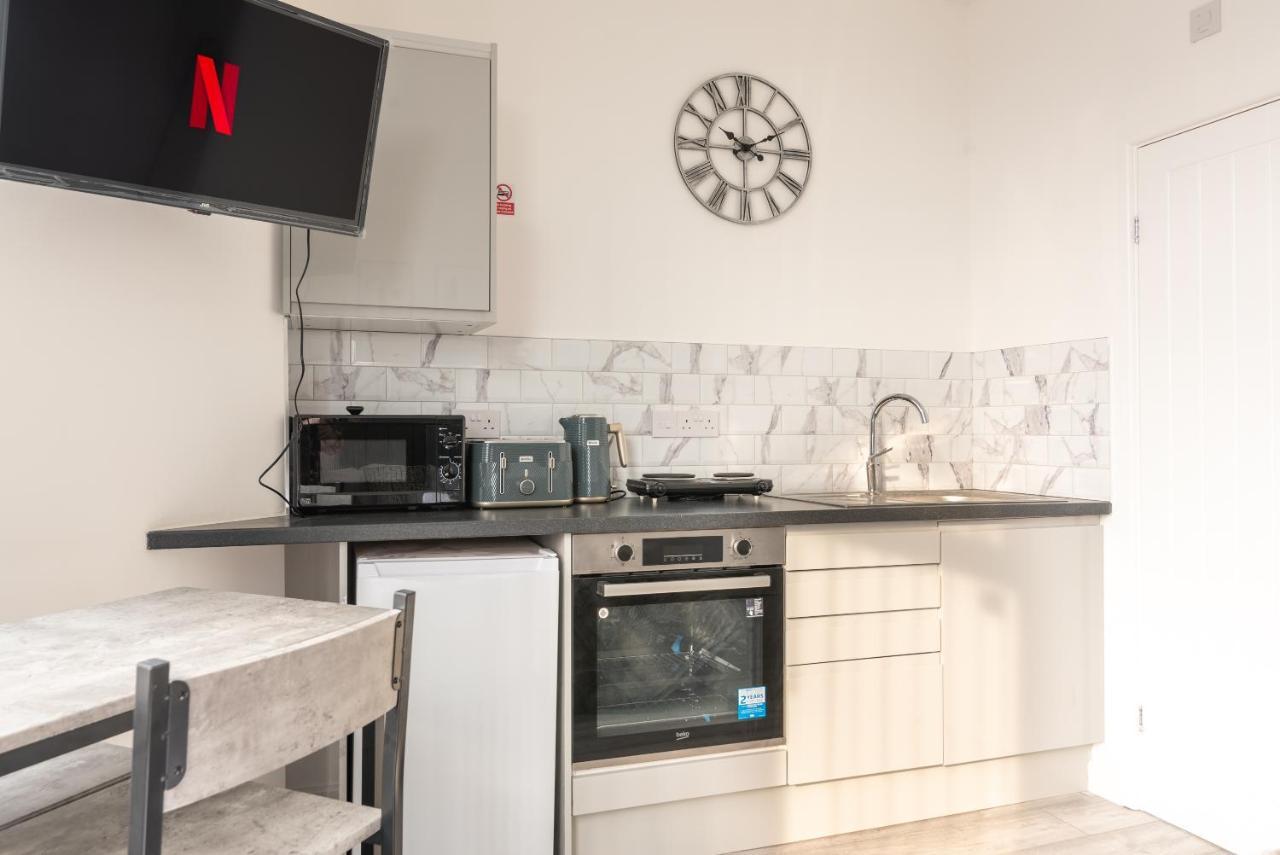 Exquisite Cardiff Apartments- With Garden Lounge & Games Room Kültér fotó