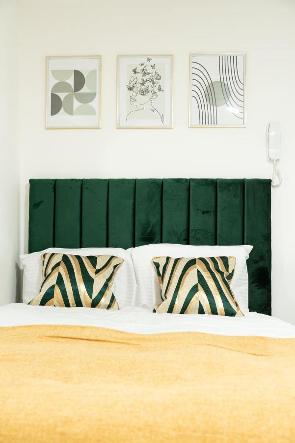 Exquisite Cardiff Apartments- With Garden Lounge & Games Room Kültér fotó