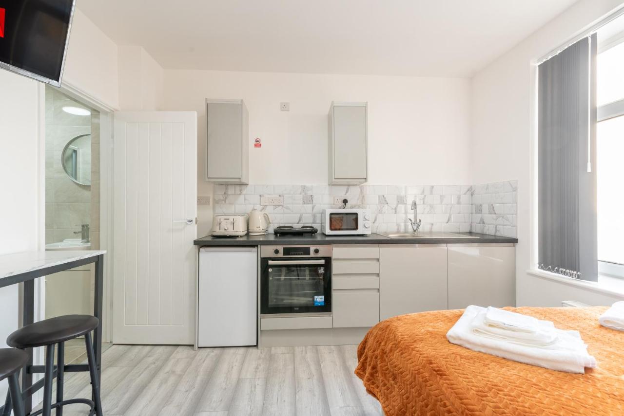 Exquisite Cardiff Apartments- With Garden Lounge & Games Room Kültér fotó