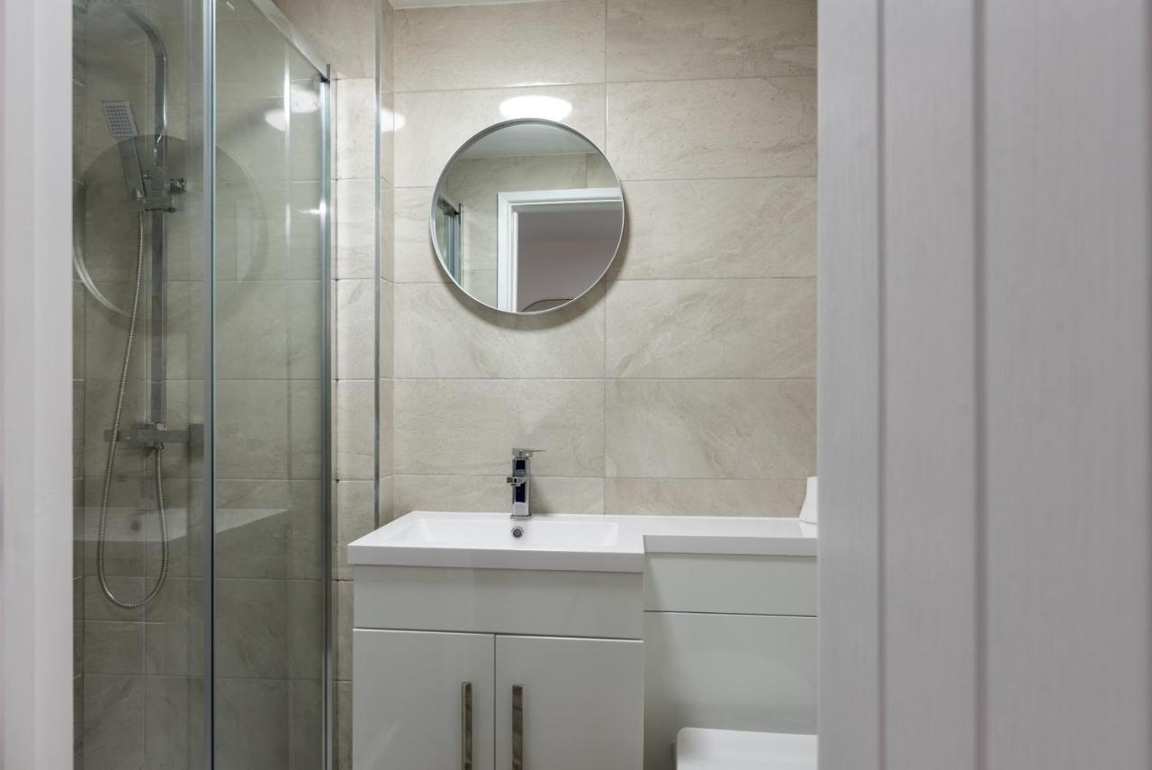 Exquisite Cardiff Apartments- With Garden Lounge & Games Room Kültér fotó