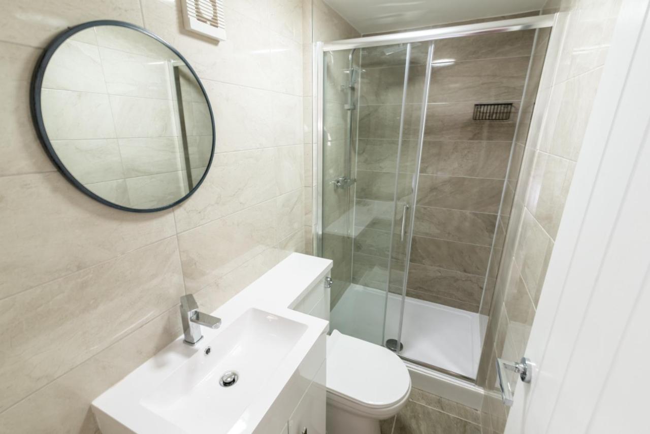 Exquisite Cardiff Apartments- With Garden Lounge & Games Room Kültér fotó