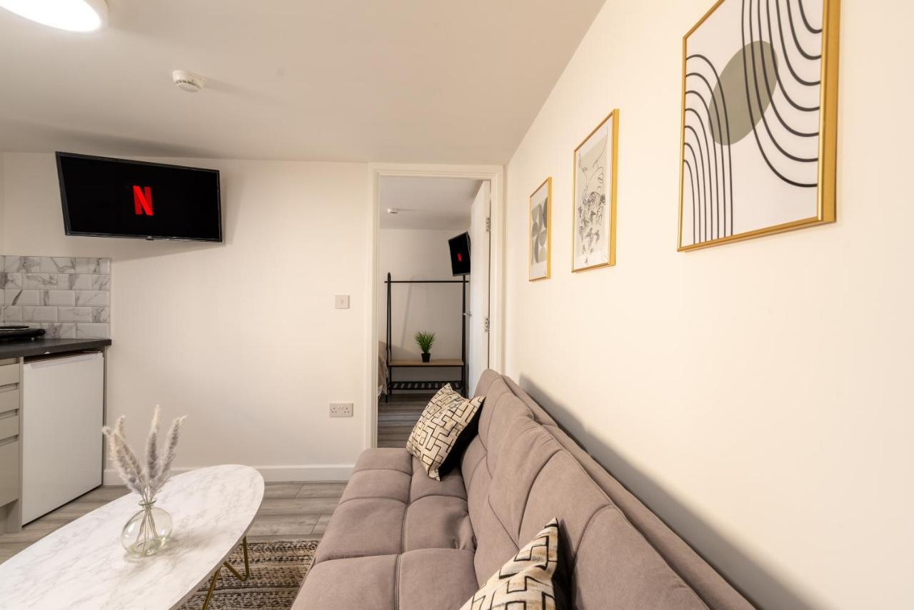 Exquisite Cardiff Apartments- With Garden Lounge & Games Room Kültér fotó