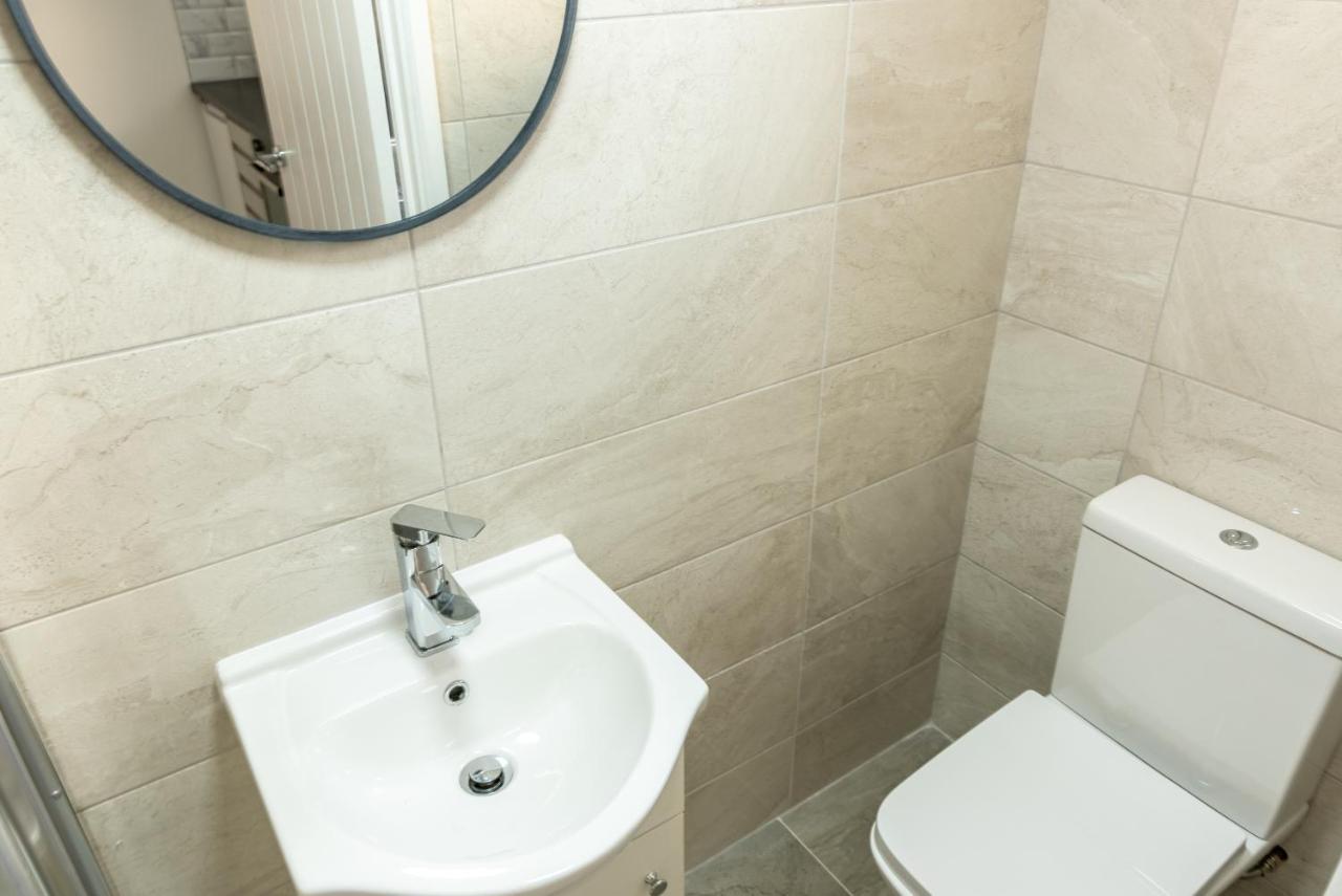 Exquisite Cardiff Apartments- With Garden Lounge & Games Room Kültér fotó