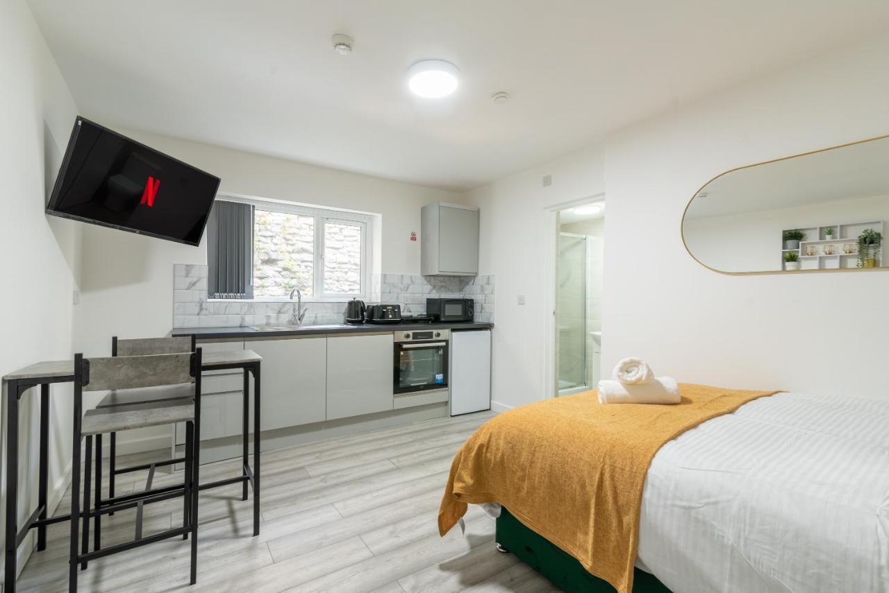 Exquisite Cardiff Apartments- With Garden Lounge & Games Room Kültér fotó