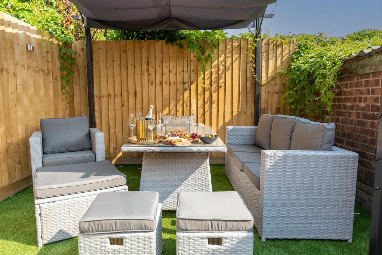 Exquisite Cardiff Apartments- With Garden Lounge & Games Room Kültér fotó