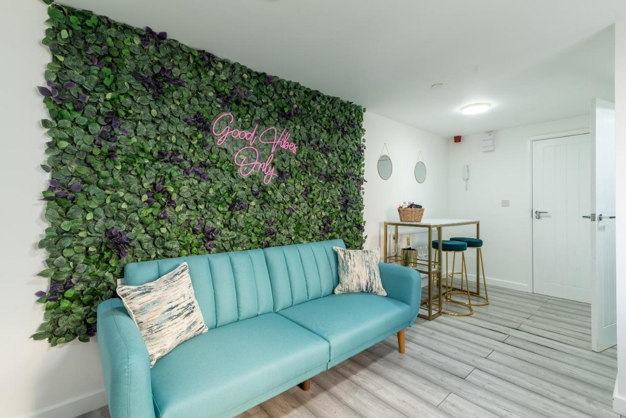 Exquisite Cardiff Apartments- With Garden Lounge & Games Room Kültér fotó