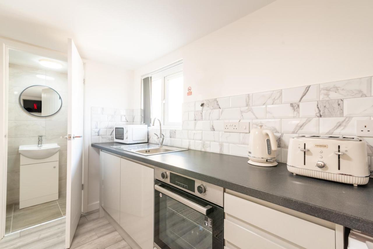 Exquisite Cardiff Apartments- With Garden Lounge & Games Room Kültér fotó