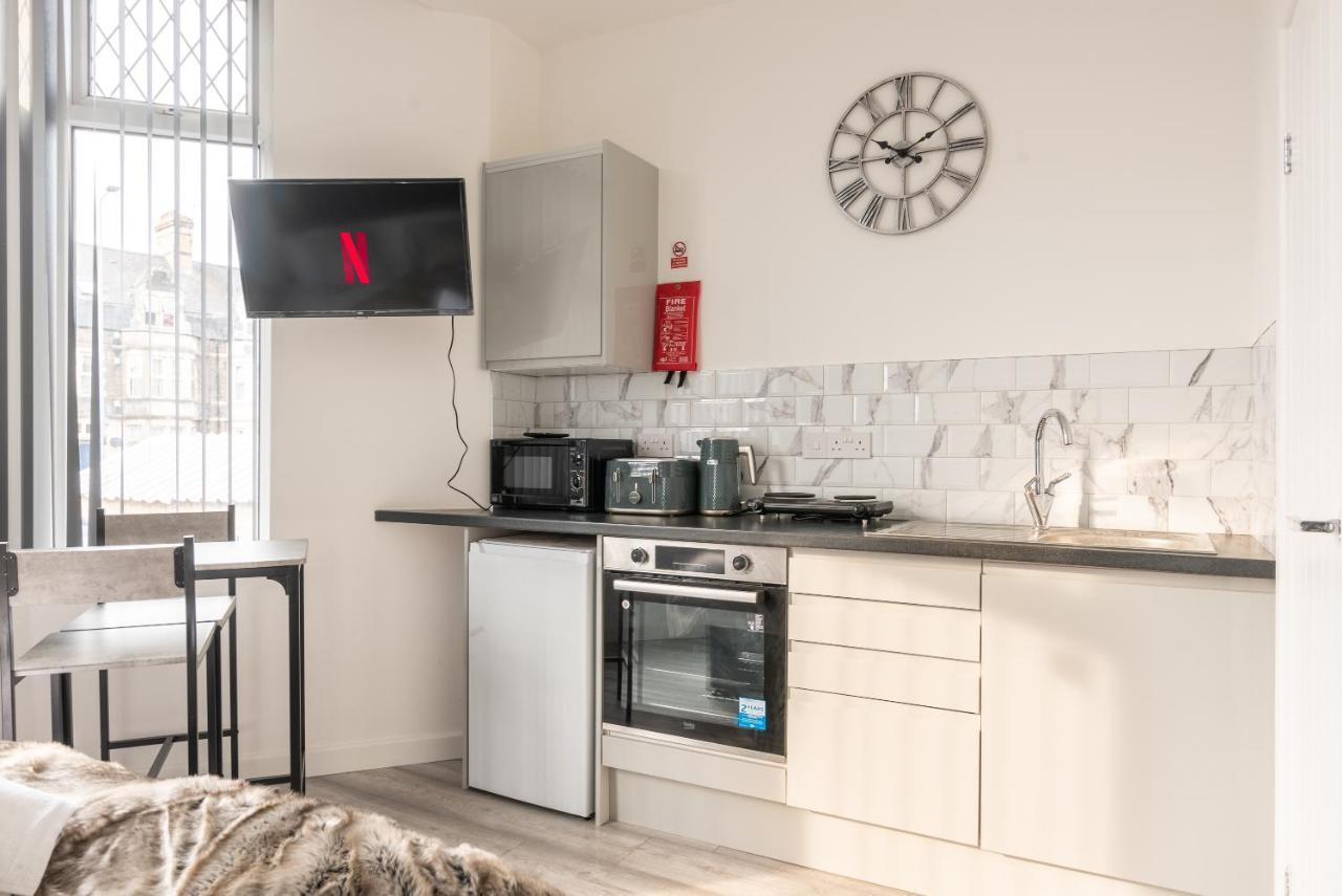 Exquisite Cardiff Apartments- With Garden Lounge & Games Room Kültér fotó
